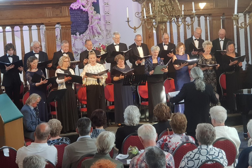 Opmeers Vocaal Ensemble kent feitelijk alleen maar solisten die de gave hebben als koor te mengen.